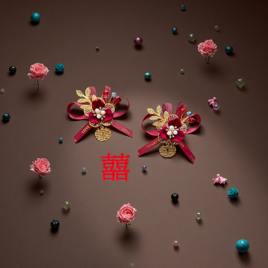 Red "Xi" character brooch, a new Chinese-style wedding bridesmaid accessory with a metallic texture and retro decoration