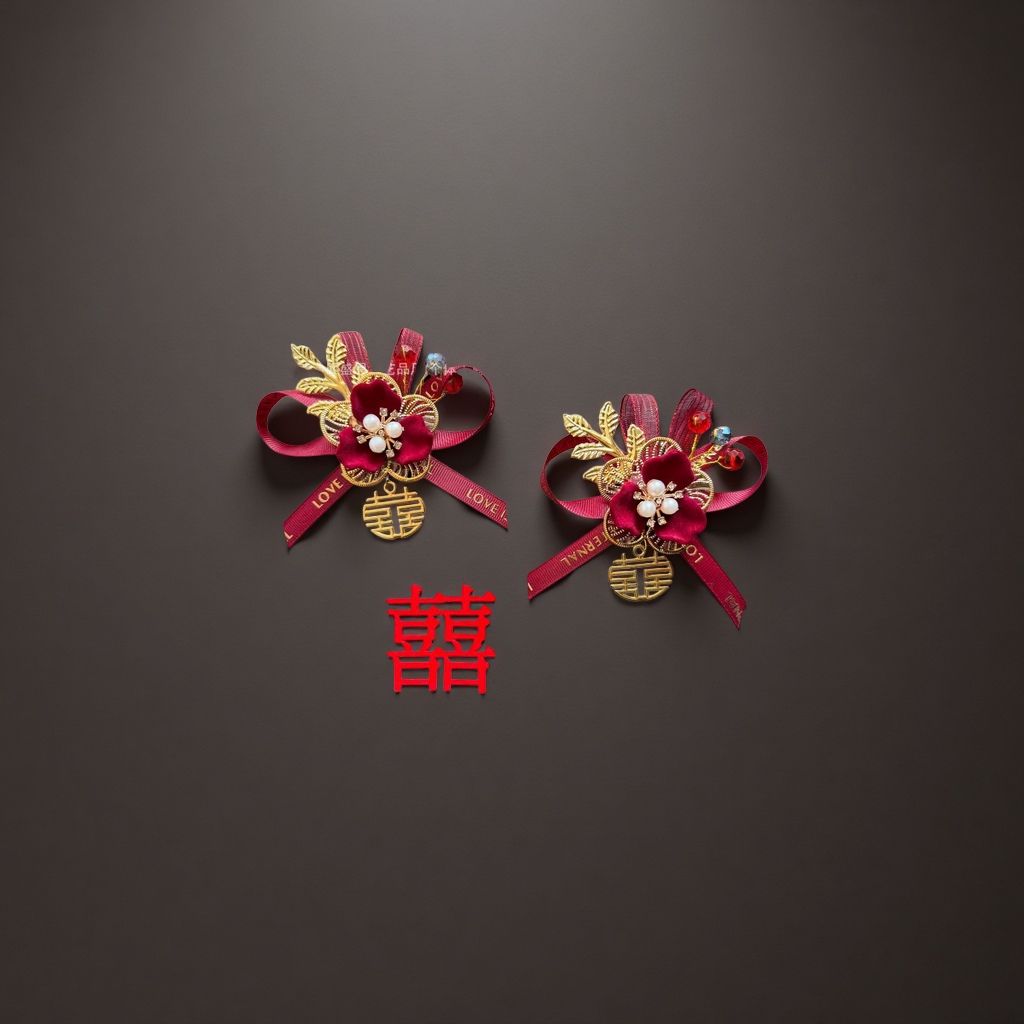 Red "Xi" character brooch, a new Chinese-style wedding bridesmaid accessory with a metallic texture and retro decoration details Picture
