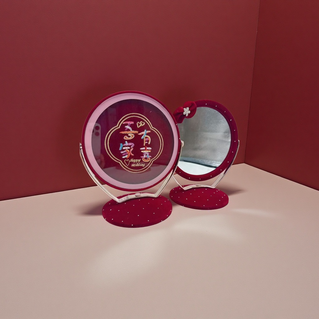 The left side of the red suede double mirror stage is a hundred years of Good harmony Happy wedding, and the right side is a pure mirror bow flower buckle