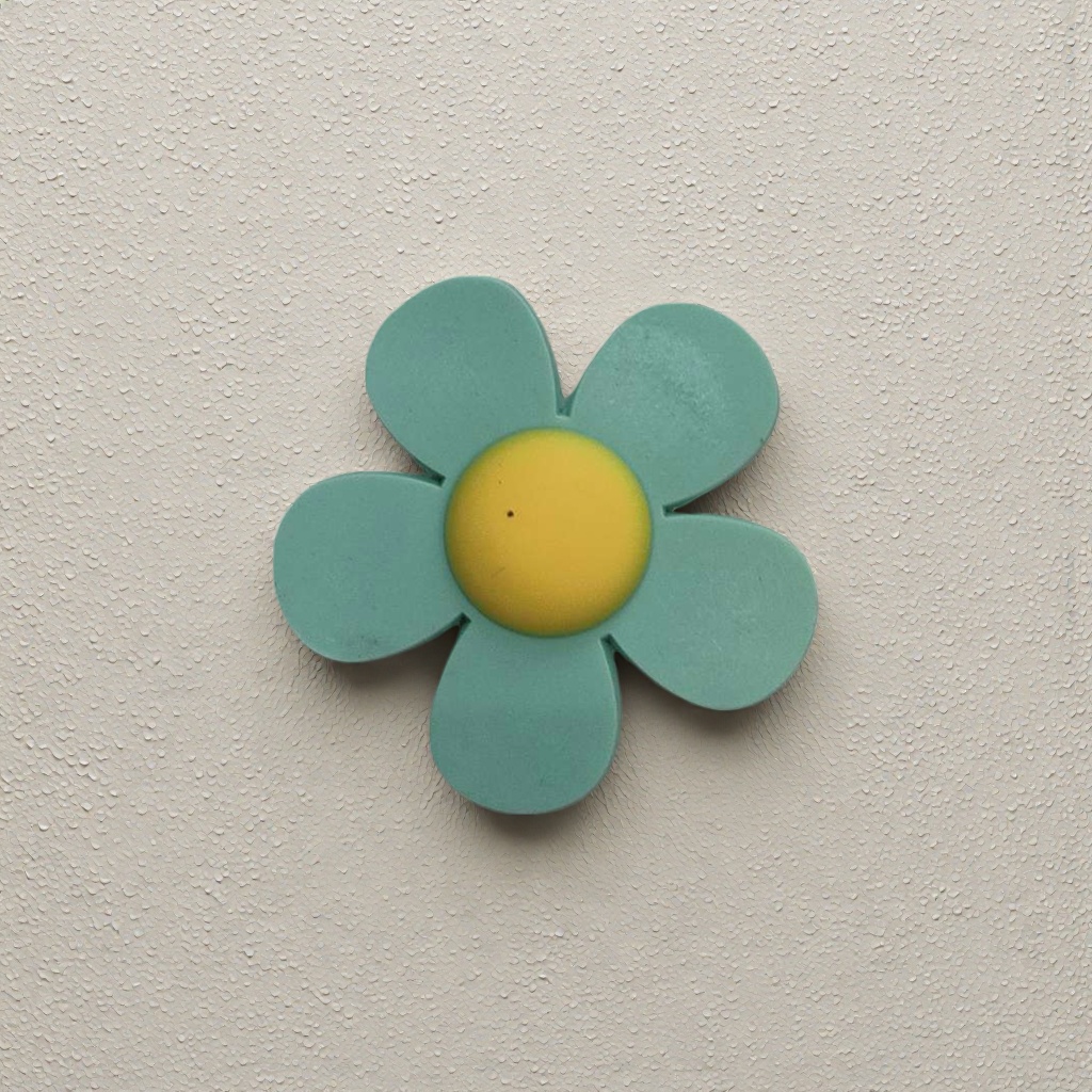 绿色花瓣黄色花心花朵造型小物件