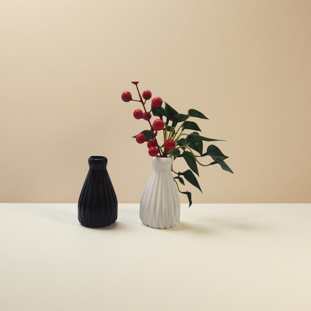 白色花瓶插红果绿叶搭配黑色花瓶家居装饰摆件