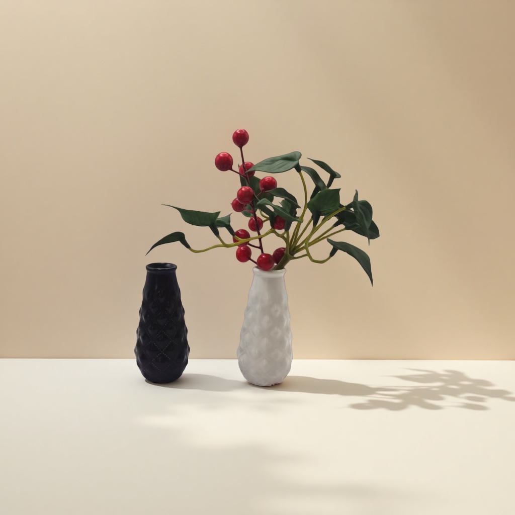 白色花瓶插红色浆果绿叶植物 黑色纹理陶瓷花瓶图