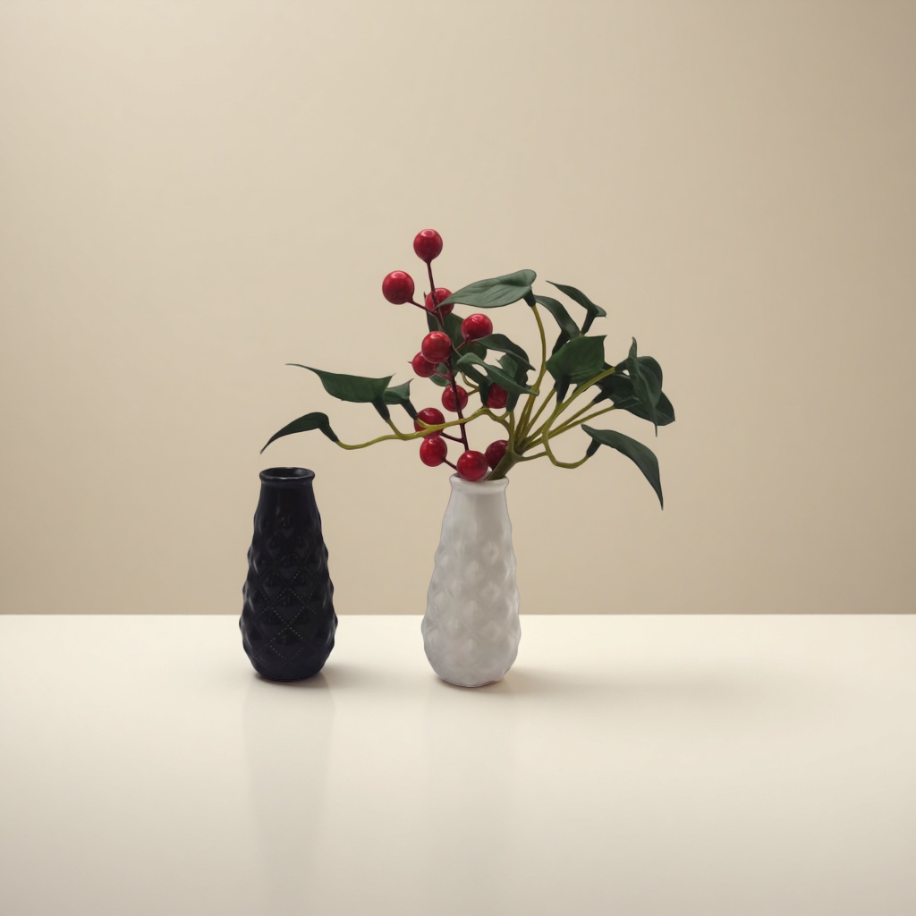 白色花瓶插红色浆果绿叶植物+黑色纹理花瓶产品图