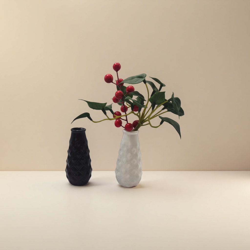 白色花瓶插红色浆果绿叶植物+黑色纹理花瓶细节图