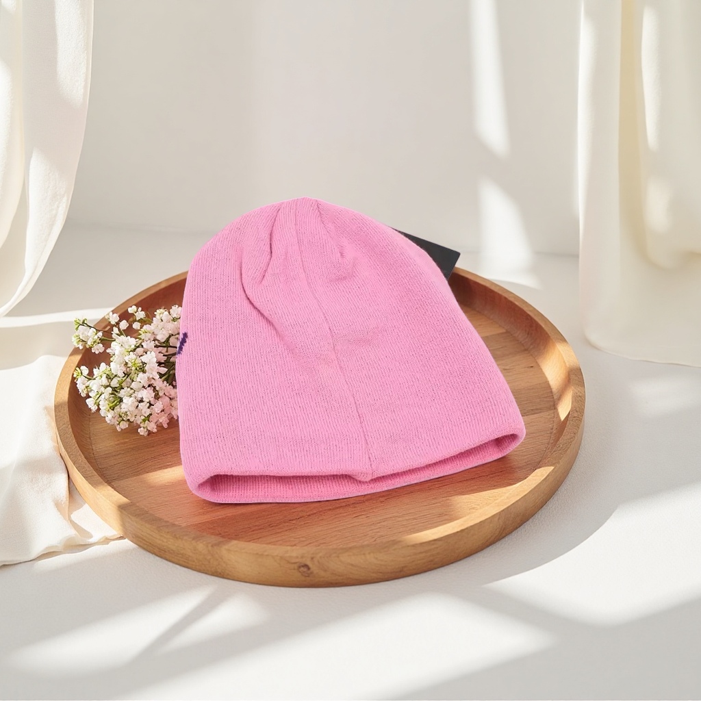 The pink knitted cap is warm for women in autumn and winter. The woolen cap is casual and versatile, making the face look smaller details Picture