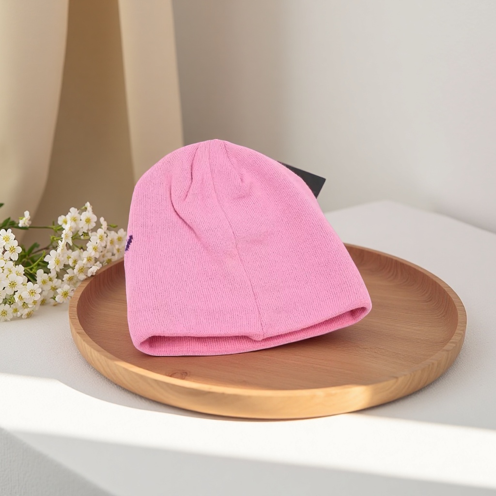 The pink knitted cap is warm for women in autumn and winter. The woolen cap is casual and versatile, making the face look smaller Application Scenario