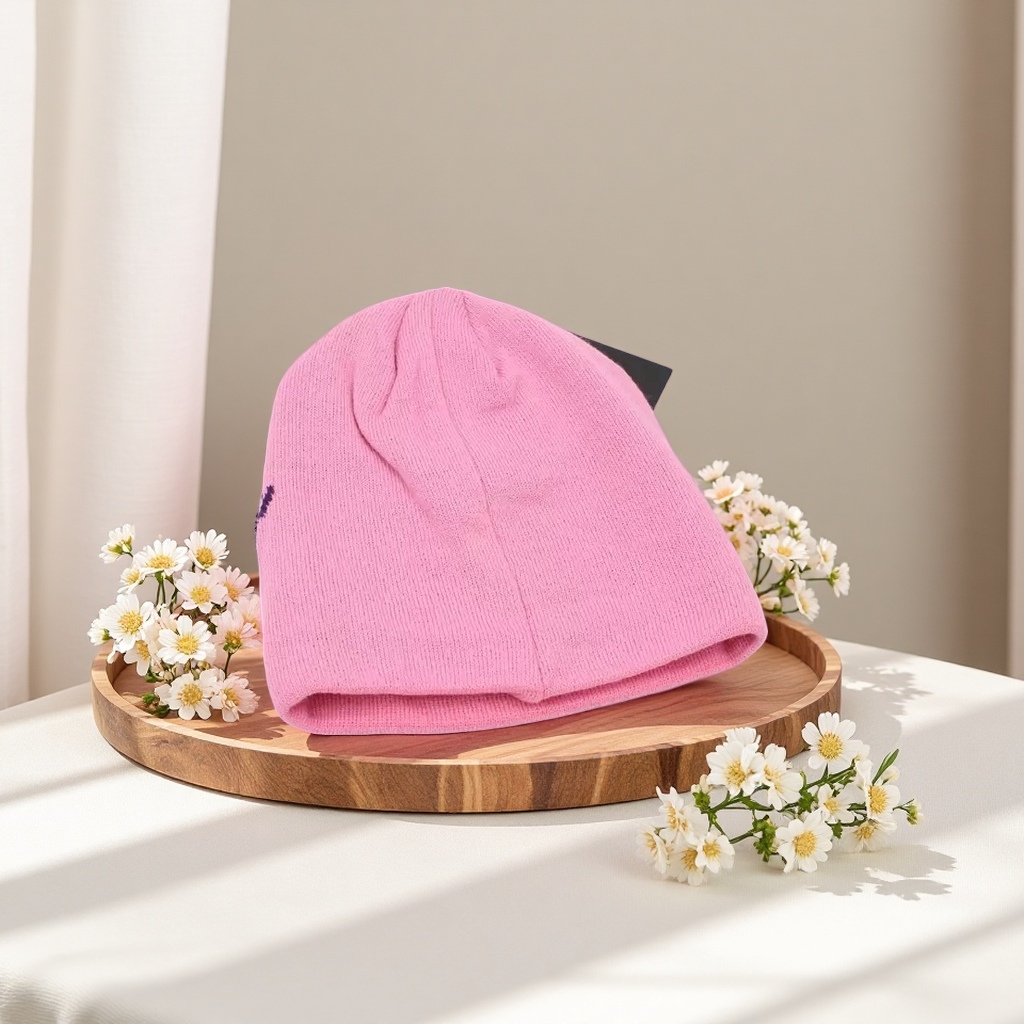 The pink knitted cap is warm for women in autumn and winter. The woolen cap is casual and versatile, making the face look smaller