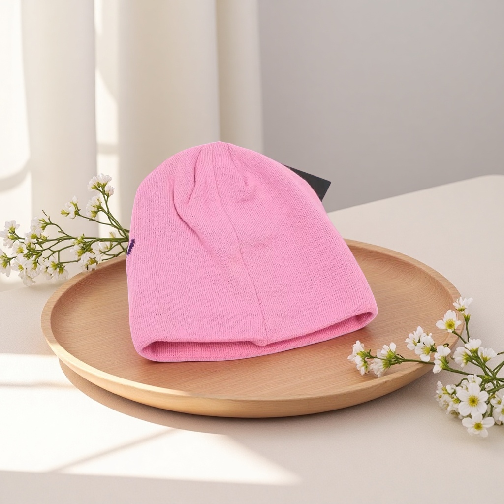 The pink knitted cap is warm for women in autumn and winter. The woolen cap is casual and versatile, making the face look smaller Specification image