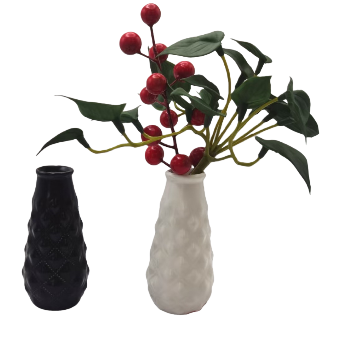 白色花瓶插红色浆果绿叶植物+黑色纹理花瓶白底实物图