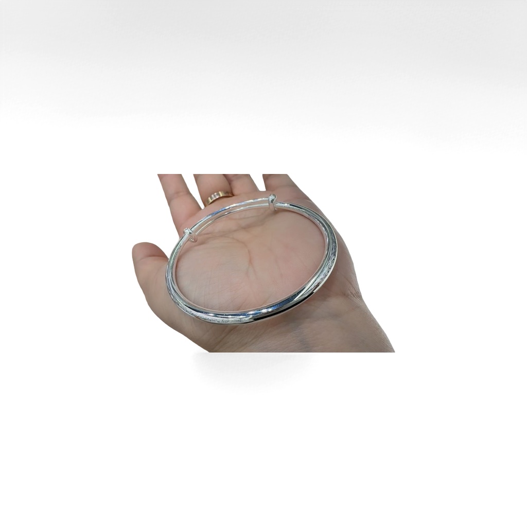 Silver bracelet is a simple and versatile wrist accessory for women Application Scenario