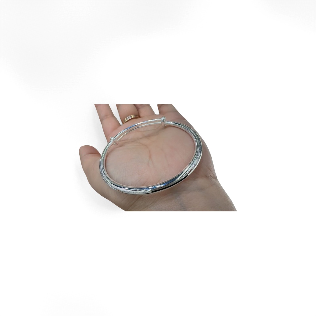 Silver bracelet is a simple and versatile wrist accessory for women details Picture