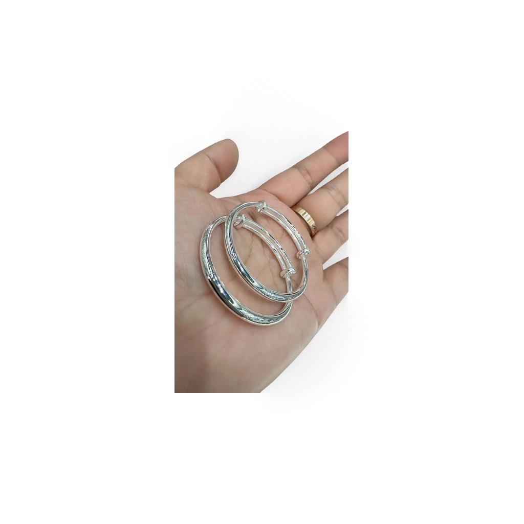The silver bracelet is a simple and versatile fashion accessory for women details Picture
