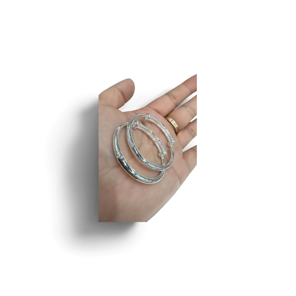 The silver bracelet is a simple and versatile fashion accessory for women Application Scenario