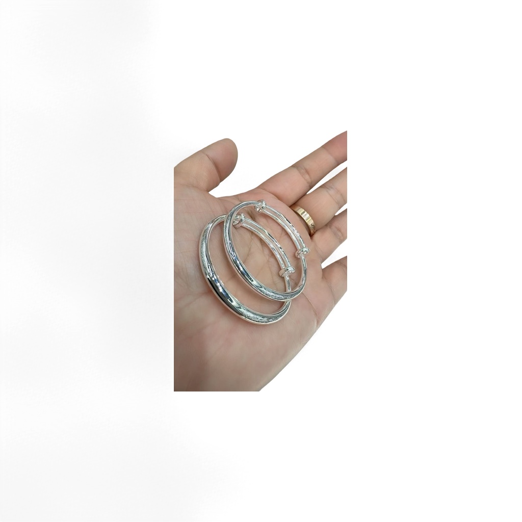 The silver bracelet is a simple and versatile fashion accessory for women Specification image