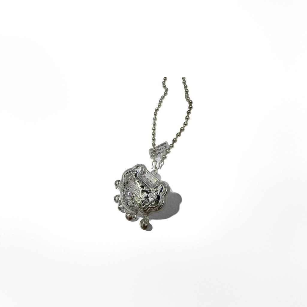 The silver carved pendant is a fashionable, simple and versatile necklace accessory Specification image