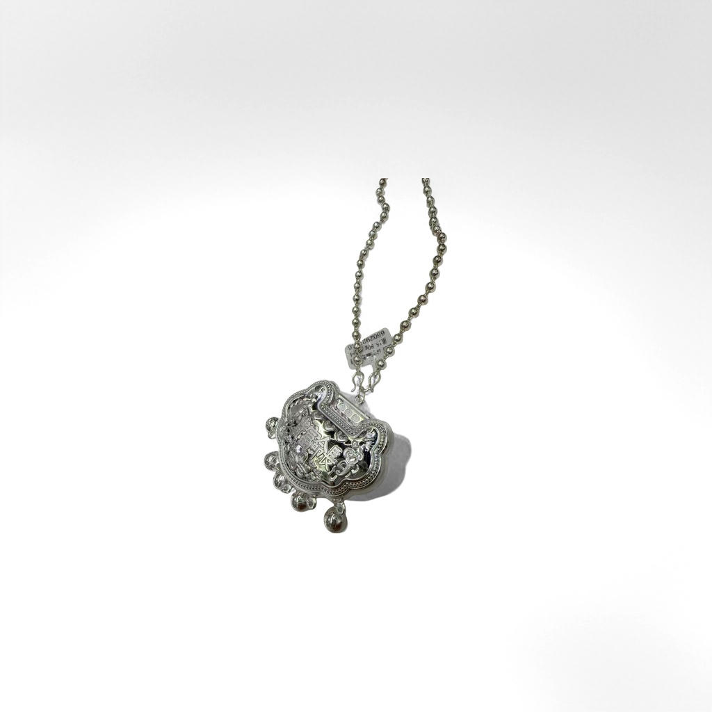 The silver carved pendant is a fashionable, simple and versatile necklace accessory details Picture