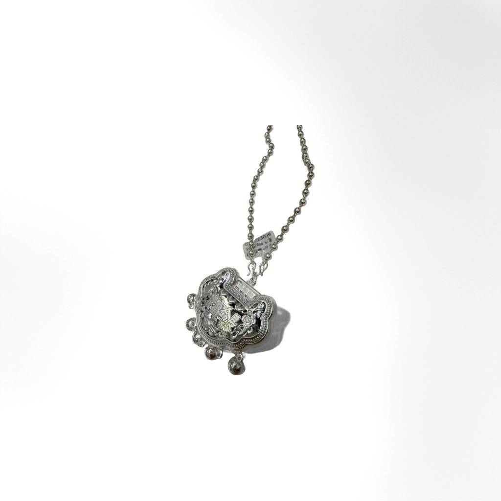 The silver carved pendant is a fashionable, simple and versatile necklace accessory Application Scenario