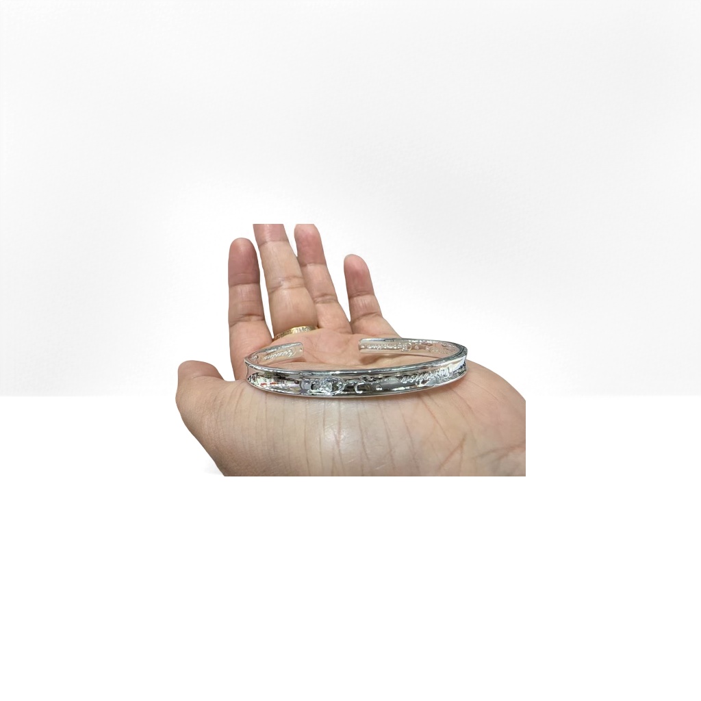 The silver bracelet is a simple, fashionable, versatile and light luxury wrist accessory for women Application Scenario
