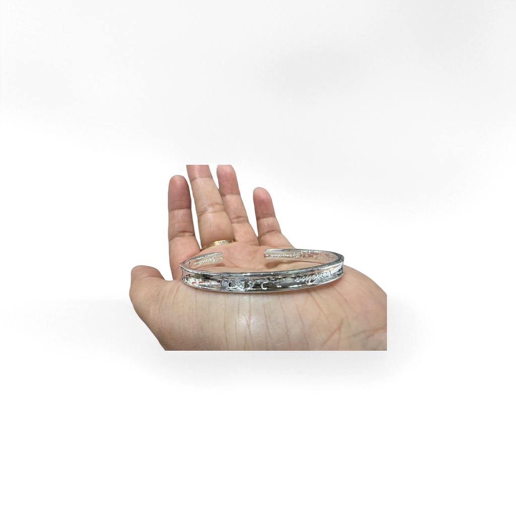 The silver bracelet is a simple, fashionable, versatile and light luxury wrist accessory for women Specification image
