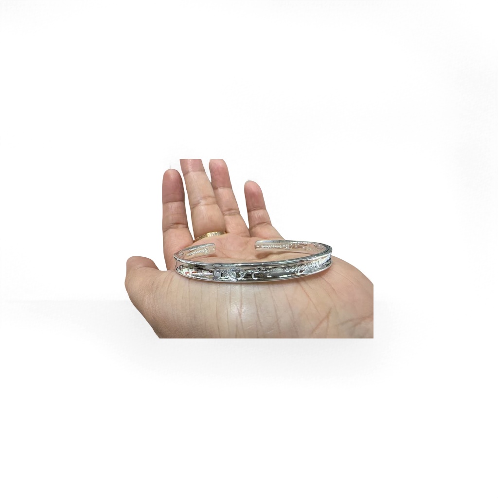 The silver bracelet is a simple, fashionable, versatile and light luxury wrist accessory for women details Picture