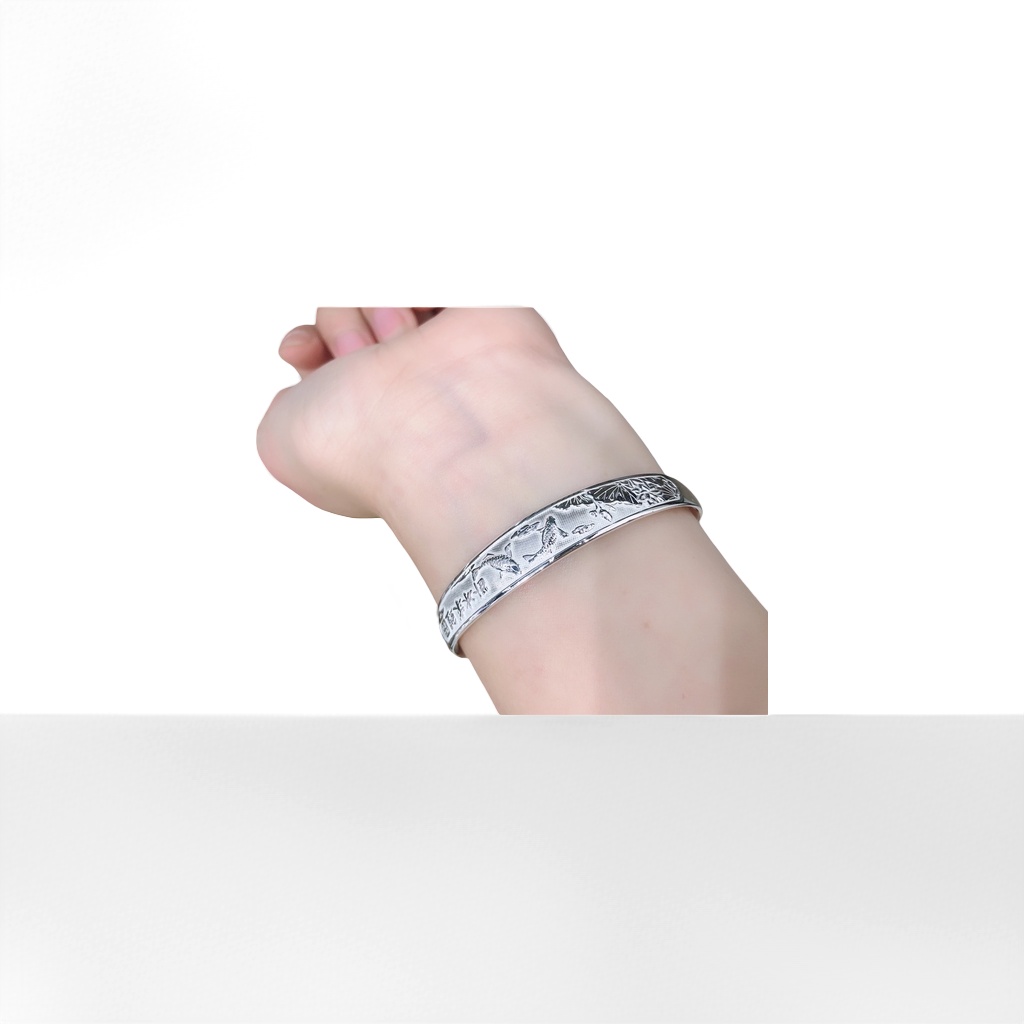 A silver bracelet is a simple and versatile ladies' accessory worn on the wrist Application Scenario