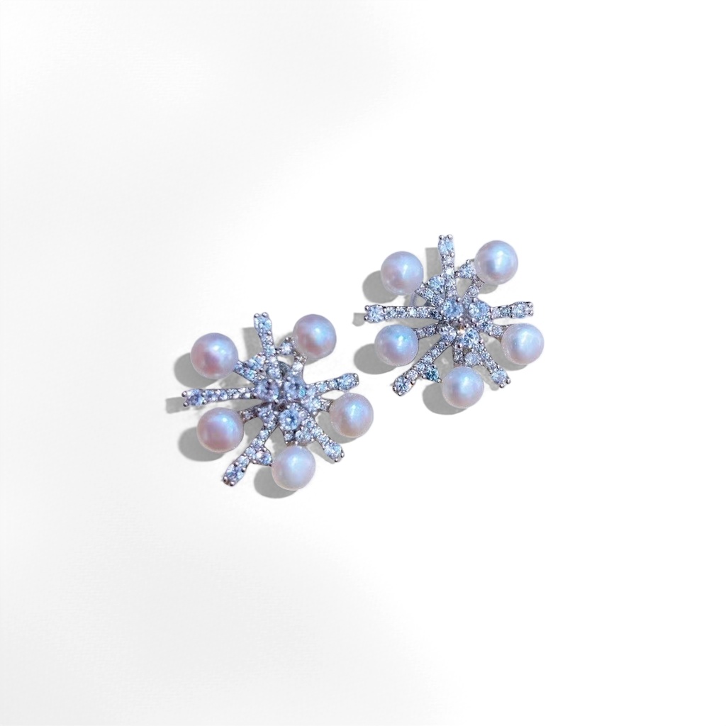 Silver snowflake-shaped stud earrings set with pearl crystal diamonds are fashionable earrings details Picture