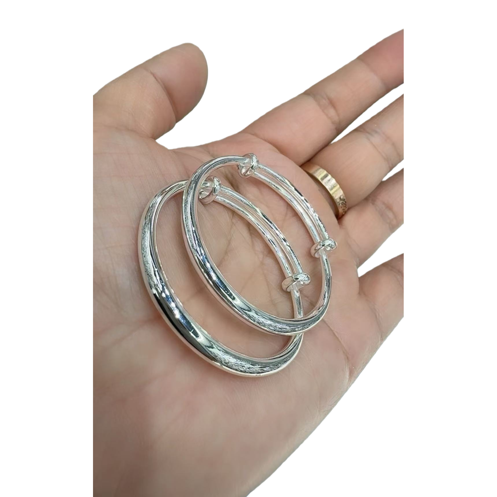 The silver bracelet is a simple and versatile fashion accessory for women Item Picture