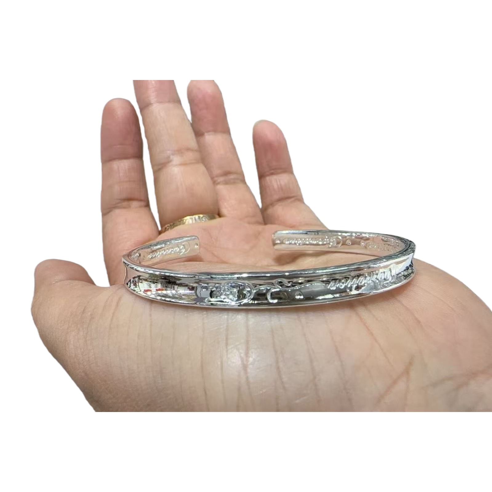 The silver bracelet is a simple, fashionable, versatile and light luxury wrist accessory for women Item Picture