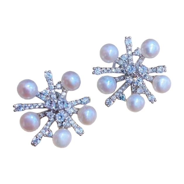 Silver snowflake-shaped stud earrings set with pearl crystal diamonds are fashionable earrings Item Picture