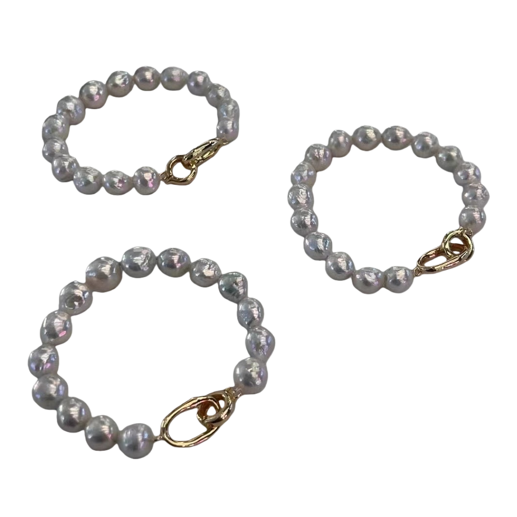 A white pearl bracelet with three strings of irregular pearls and golden buckles Item Picture