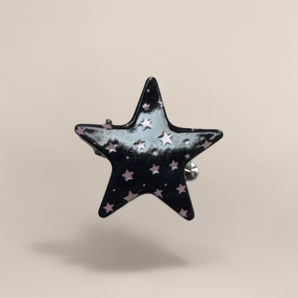 黑色星星形胸针 表面点缀粉色小星图案 时尚配饰 Specification image