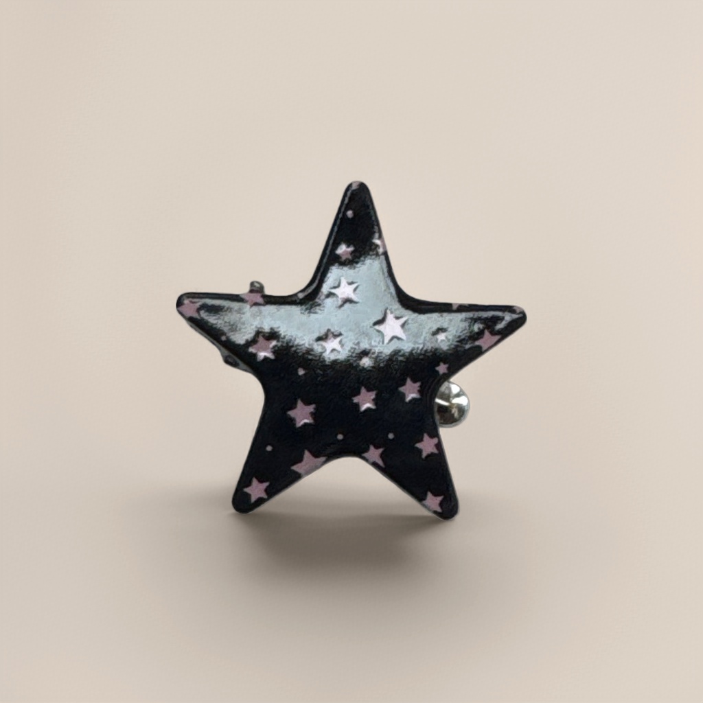 黑色星星形胸针 表面点缀粉色小星图案 时尚配饰 details Picture