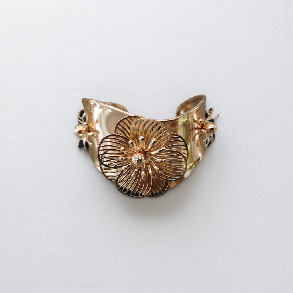 金色花形手镯两侧蜘蛛造型装饰