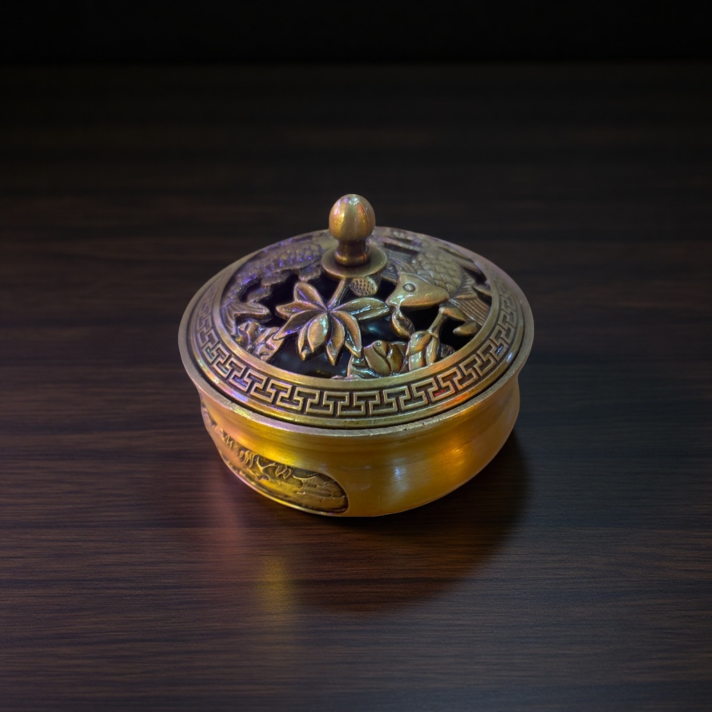 Golden copper incense burner, a Chinese-style decorative item for the living room and bedroom, and a copper handicraft details Picture