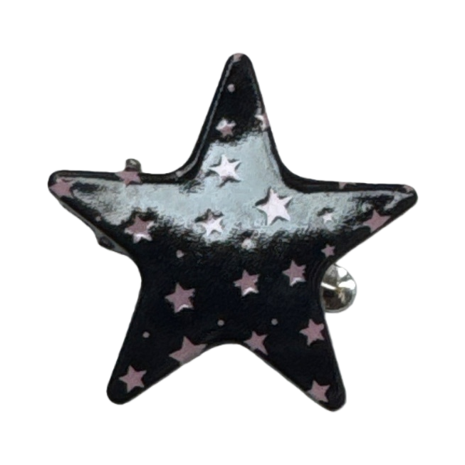 黑色星星形胸针 表面点缀粉色小星图案 时尚配饰 Item Picture
