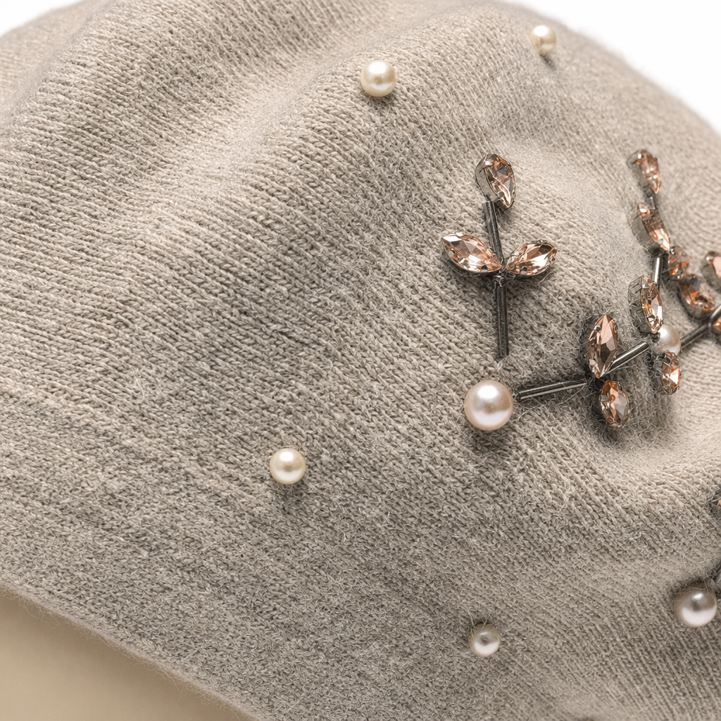 Beige knitted beret, pearl rose gold water diamond leaf-shaped decoration, Korean version autumn and winter rabbit fur hat, women's winter high-end fashion, handcrafted diamond beret, versatile and warm knitted woolen hat Application Scenario