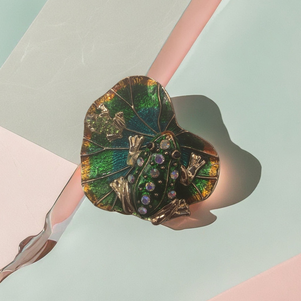 绿色青蛙胸针荷叶底座水晶亮片FASHION JEWELRY HANDMADE
