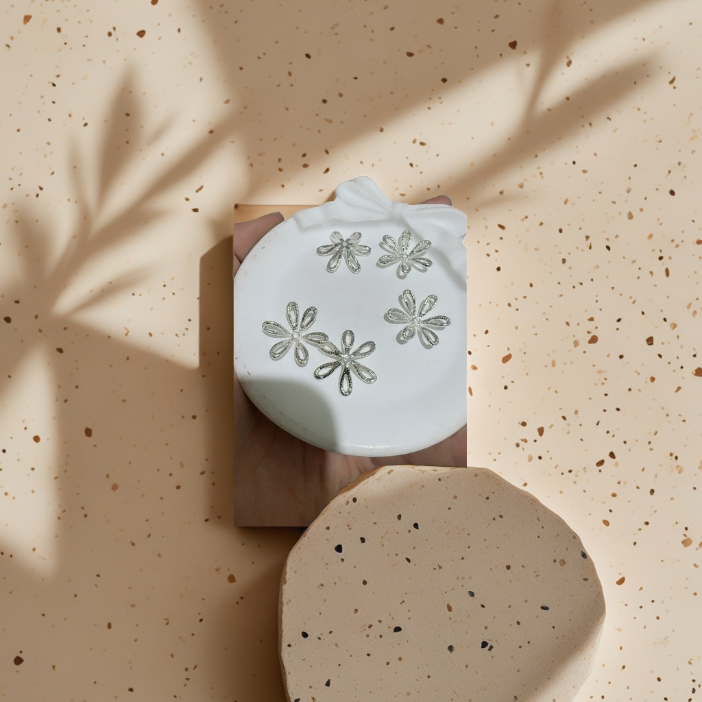 Silver five-petal flower-shaped metal jewelry, fashionable, simple and versatile earrings, necklaces and pendants Application Scenario
