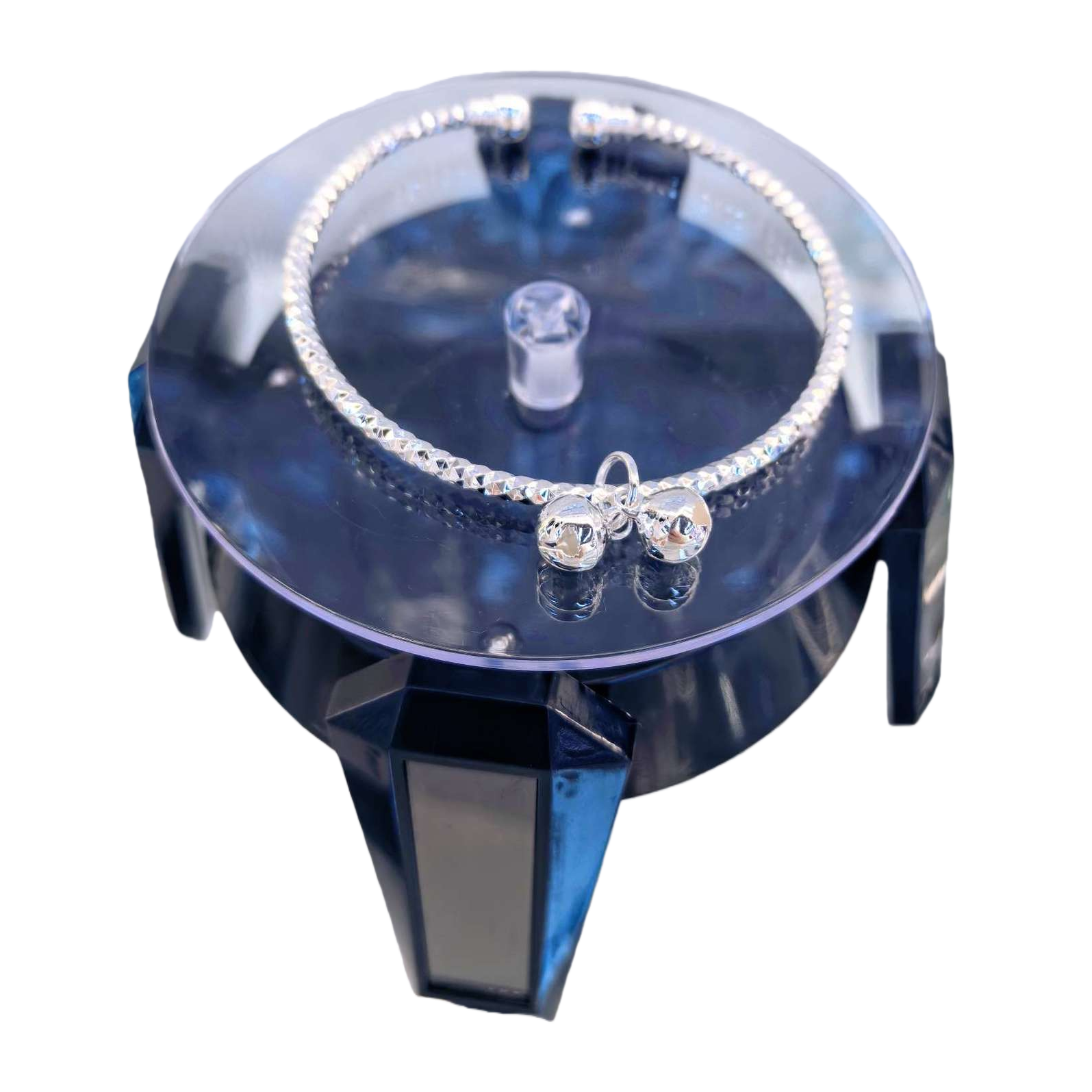 A simple and fashionable women's accessory with a silver diamond-shaped bracelet and pendant Item Picture
