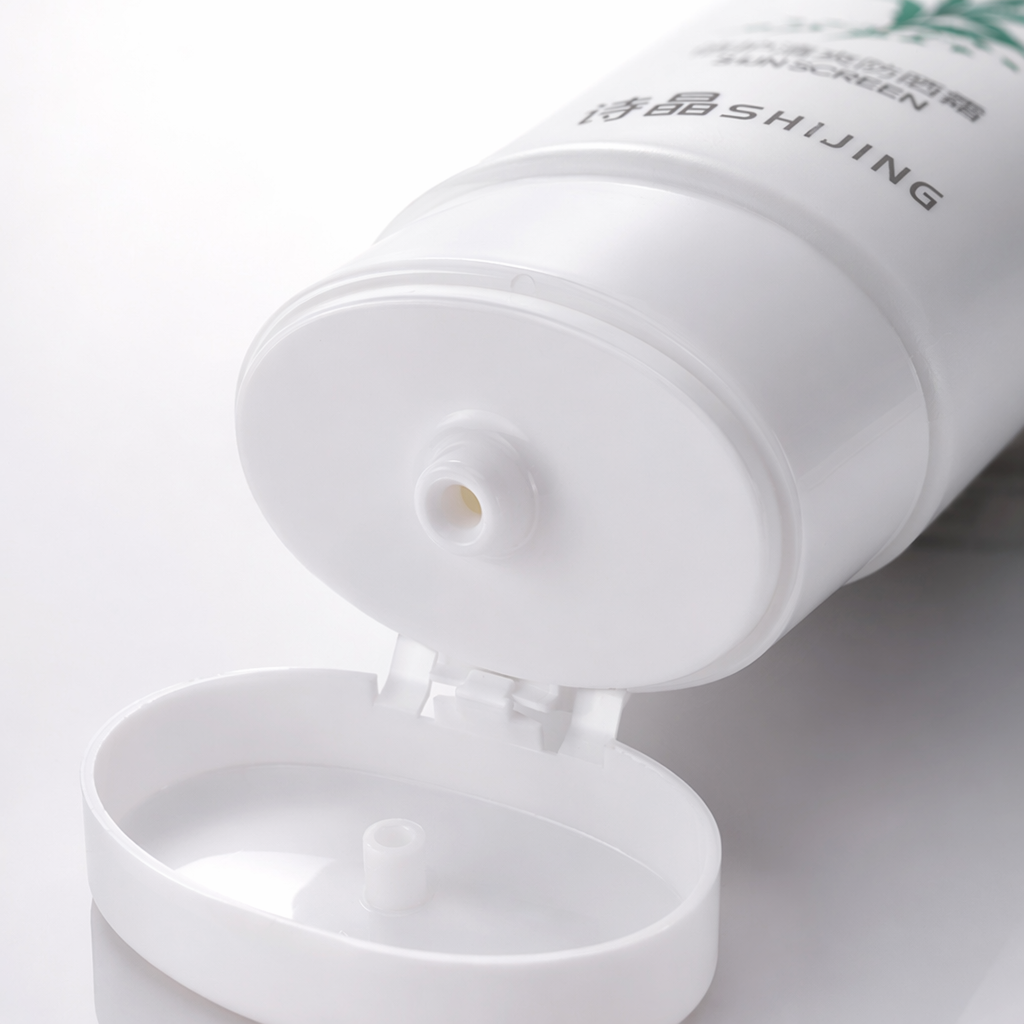 The white sunscreen tube is refreshing and non-greasy, providing long-lasting protection and forming a light, transparent film Application Scenario