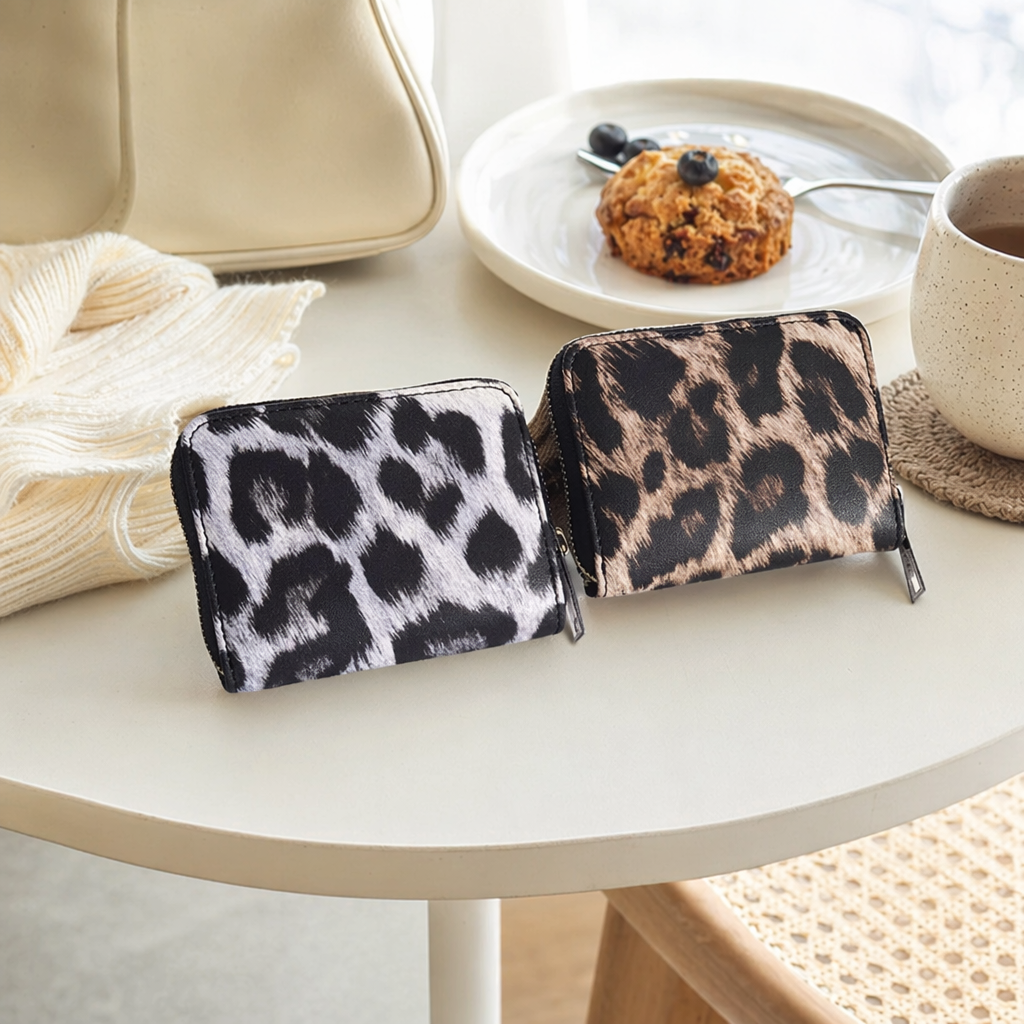 The leopard print women's leather short wallet is small, light, fashionable and versatile details Picture