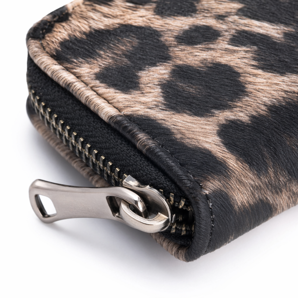 The leopard print women's leather short wallet is small, light, fashionable and versatile Application Scenario