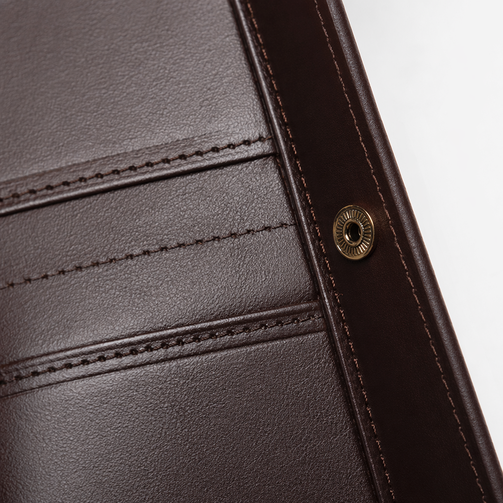 A brown leather long wallet for women, simple, large-capacity, multi-slot zipper clutch Application Scenario
