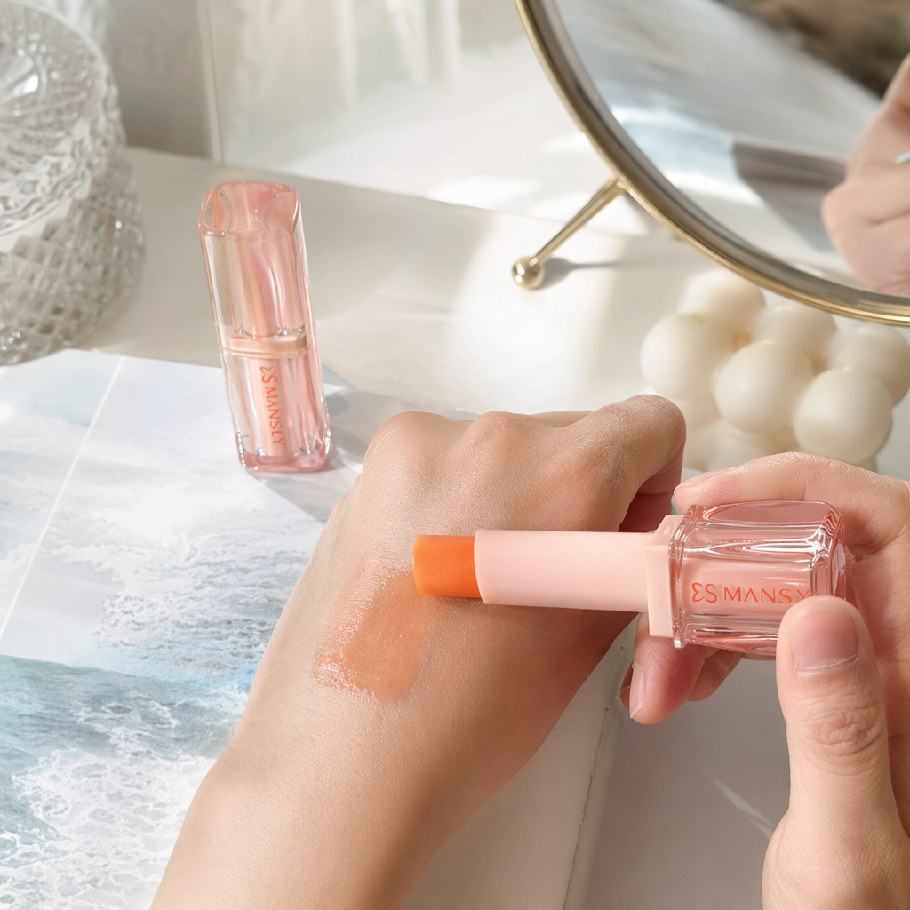 A new lip makeup product with a pink lipstick tube that is smooth, moisturizing, color-changing and long-lasting details Picture