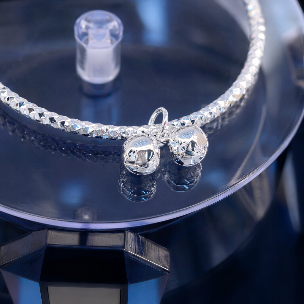 A simple and fashionable women's accessory with a silver diamond-shaped bracelet and pendant Application Scenario