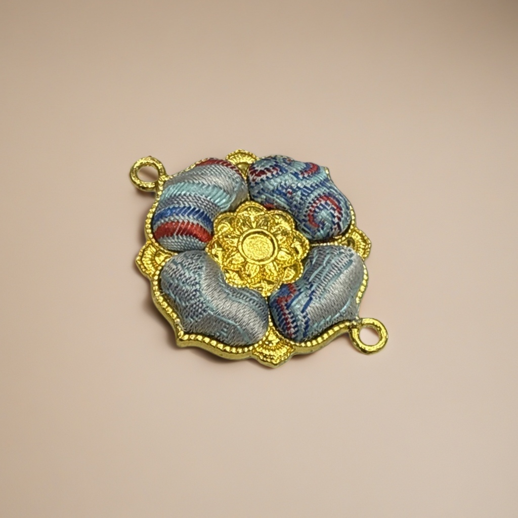 金色花形吊坠，镶嵌蓝红灰织锦纹样花瓣产品图