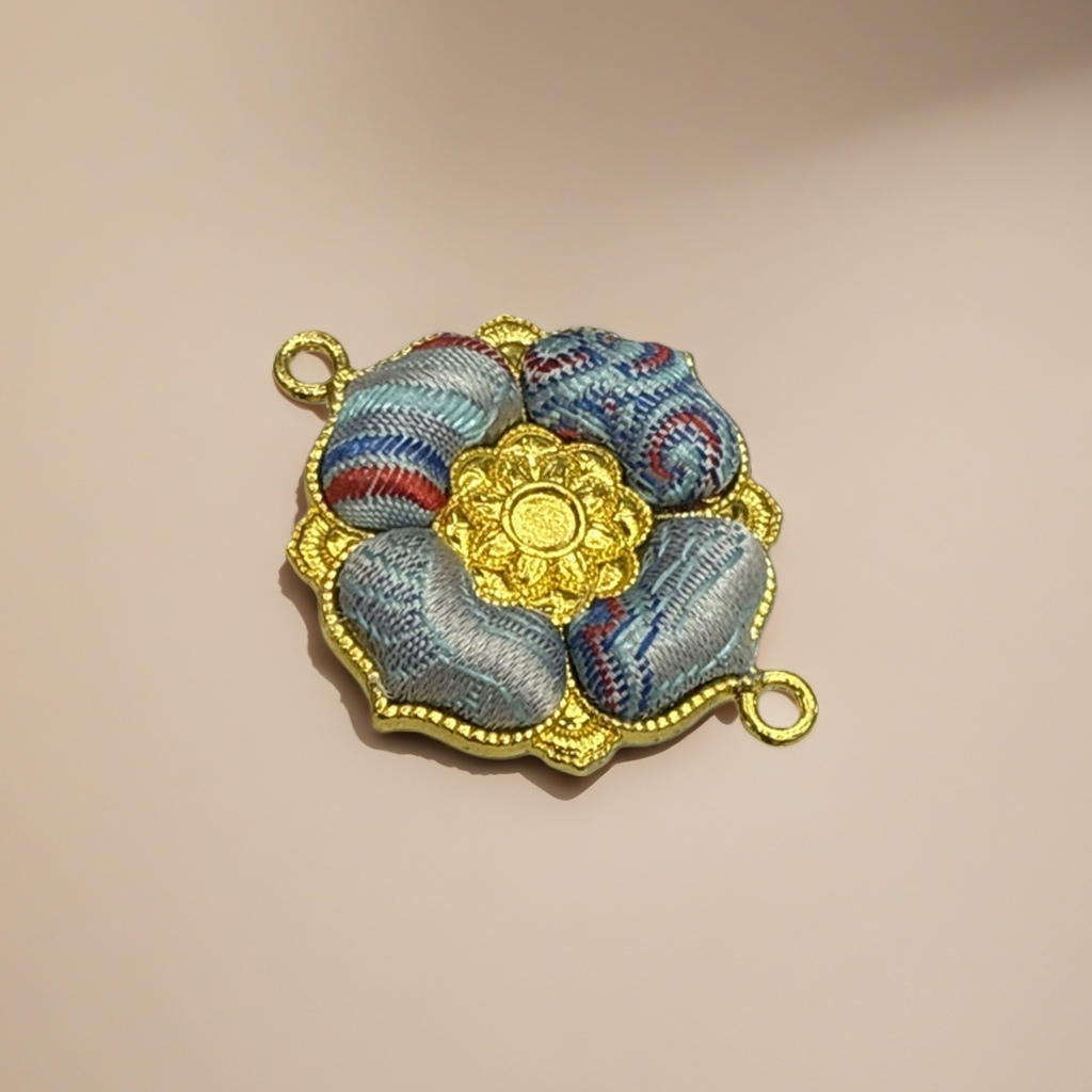 金色花形吊坠，镶嵌蓝红灰织锦纹样花瓣细节图