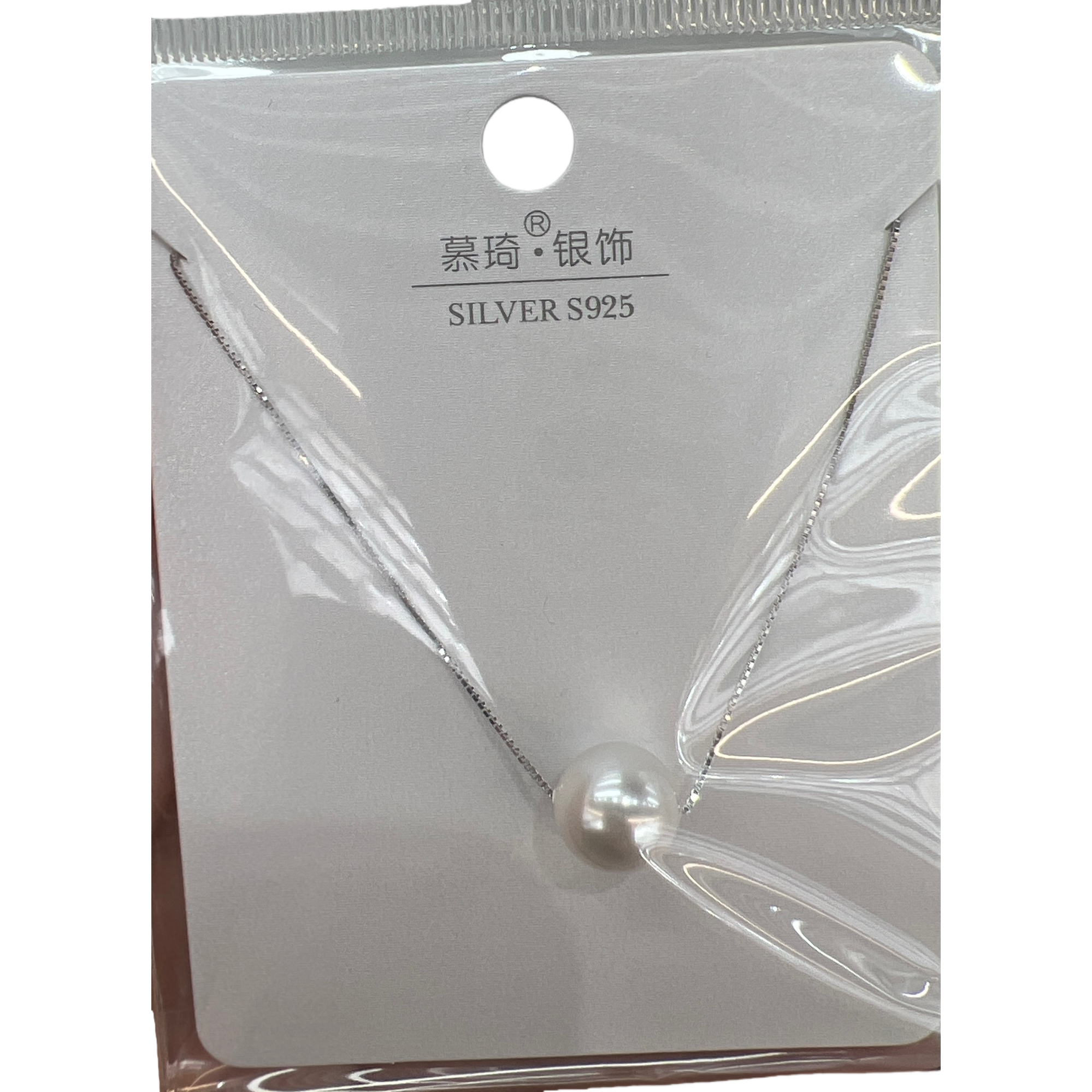 A simple, fashionable and versatile women's accessory with a silver necklace and pearl pendant Item Picture