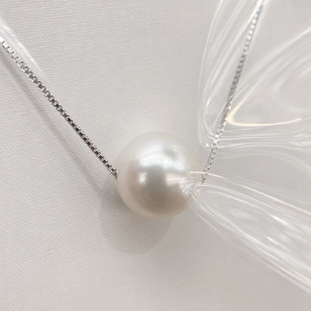 A simple, fashionable and versatile women's accessory with a silver necklace and pearl pendant Application Scenario