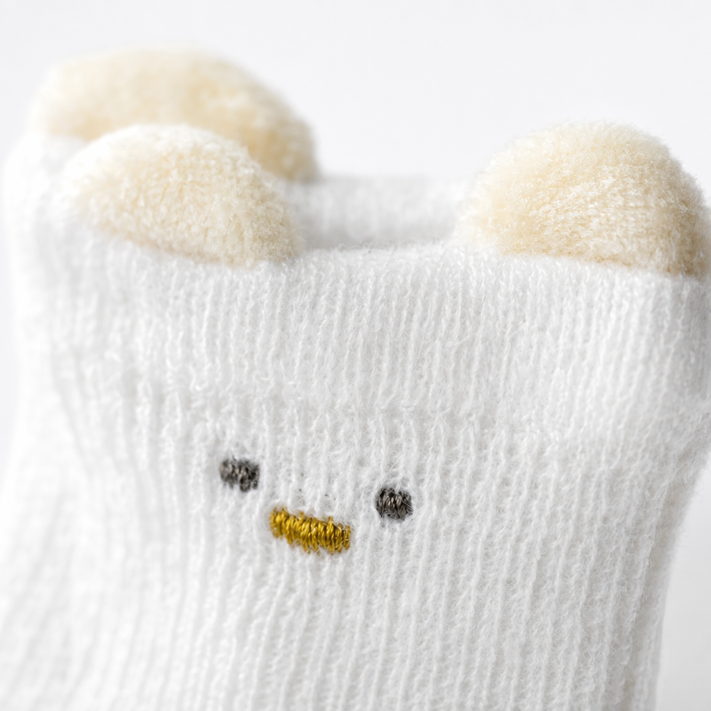 White wool socks with bear ears and smiling face patterns, warm and comfortable, pure cotton, suitable for both children and adults Application Scenario